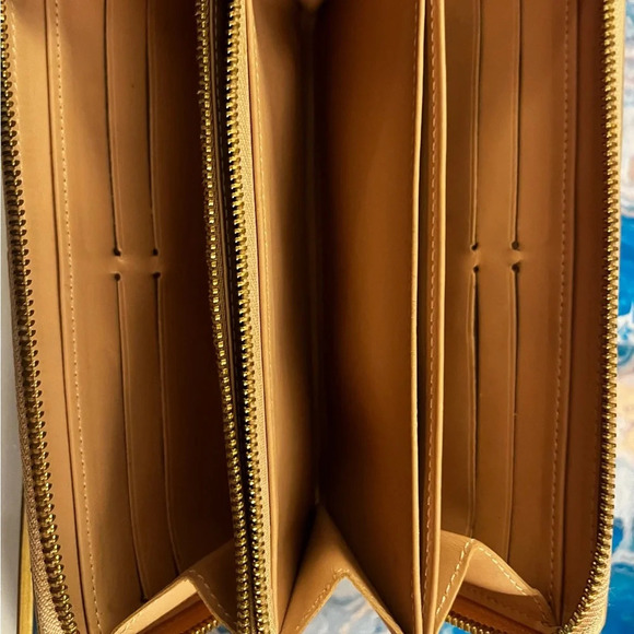 ⭐️ Louis Vuitton Authentic tan/butterscotch zippy Vernis wallet GUC - Picture 8 of 16